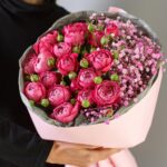 Букет кустовые розы и гипсофилы